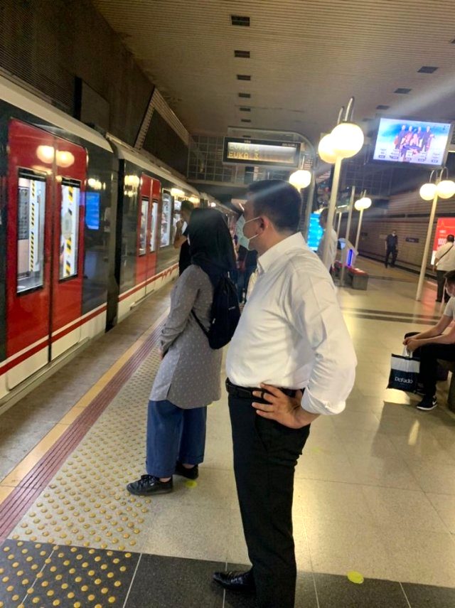 AK Parti Milletvekili Dağ'ın metrodaki fotoğrafları gündem oldu