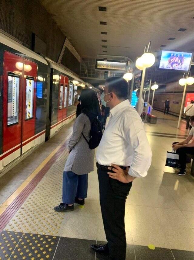 AK Parti Milletvekili Dağ'ın metrodaki fotoğrafları gündem oldu AK Parti Milletvekili Dağ'ın metrodaki fotoğrafları gündem oldu
