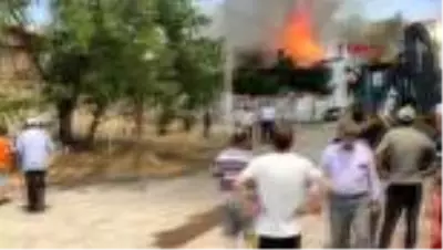 Alevler ahşap ev ve depoyu küle çevirdi Alevler ahşap ev ve depoyu küle çevirdi
