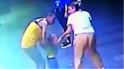 Antalya'da 2.5 yaşındaki çocuğu kaçırma girişimi kamerada! Annesi son anda yakaladı Antalya'da 2.5 yaşındaki çocuğu kaçırma girişimi kamerada! Annesi son anda yakaladı