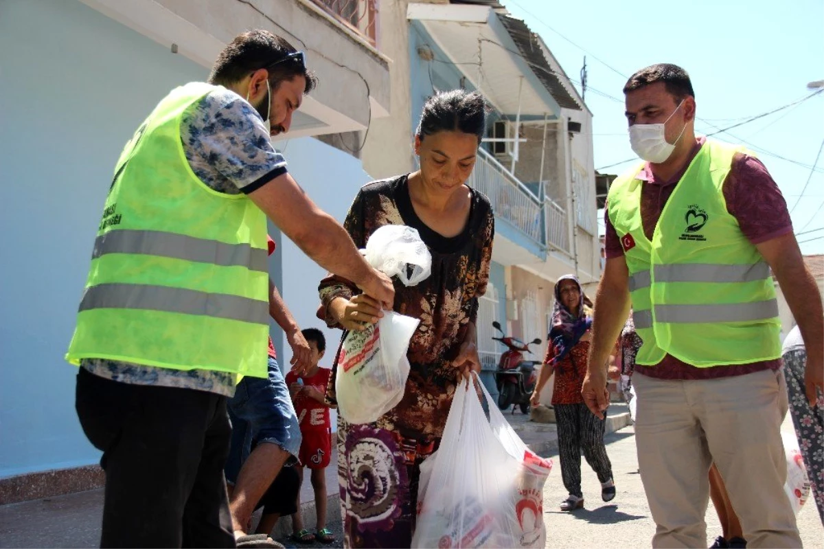 Bayram öncesi ailelere et, erzak ve nakit desteğinde bulundular İzmir