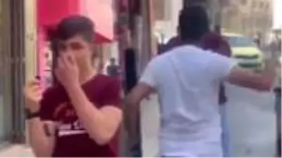 Filistinli genç 'Bin dolar karşılığında bir resmi öper misin?' diye soran muhabiri tokatladı Filistinli genç 'Bin dolar karşılığında bir resmi öper misin?' diye soran muhabiri tokatladı