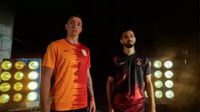 Galatasaray'ın yeni forması tartışma yarattı: Parçalı değil paramparça Galatasaray'ın yeni forması tartışma yarattı: Parçalı değil paramparça