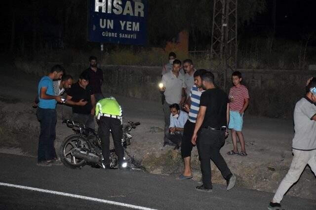 Gece yarısı feci kaza! Otomobille çarpışan motosikletteki 2 kişi hayatını kaybetti