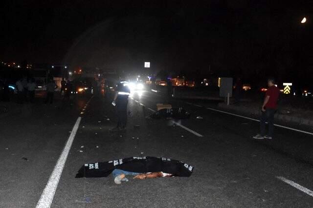 Gece yarısı feci kaza! Otomobille çarpışan motosikletteki 2 kişi hayatını kaybetti