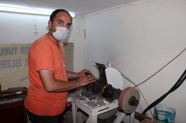 Görme engelli bıçak bileyicisine 'Yapamazsın' diyenler daimi müşterisi oldu