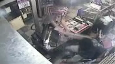 Gözü dönmüş saldırgan, girdiği büfede iş yeri sahibine çivili kalasla vurdu Gözü dönmüş saldırgan, girdiği büfede iş yeri sahibine çivili kalasla vurdu