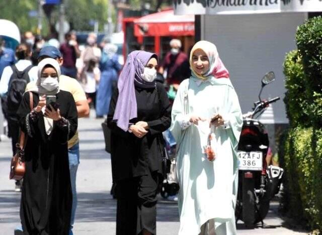 Her gün 200 vakanin görüldüğü Konya'da, maske ve sosyal mesafe unutuldu Her gün 200 vakanin görüldüğü Konya'da, maske ve sosyal mesafe unutuldu