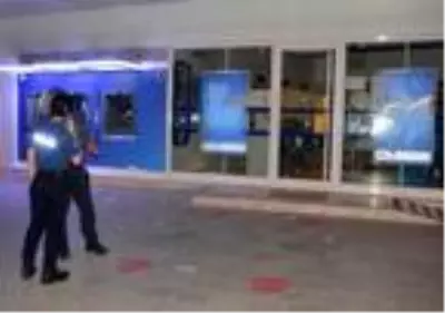 Son dakika haber | Hesap kartına para çekme makinesi bloke koyunca bankanın camını kırdı Son dakika haber | Hesap kartına para çekme makinesi bloke koyunca bankanın camını kırdı