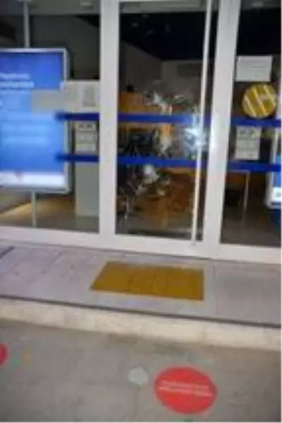 Son dakika haber | Hesap kartına para çekme makinesi bloke koyunca bankanın camını kırdı Son dakika haber | Hesap kartına para çekme makinesi bloke koyunca bankanın camını kırdı