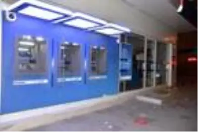 Son dakika haber | Hesap kartına para çekme makinesi bloke koyunca bankanın camını kırdı Son dakika haber | Hesap kartına para çekme makinesi bloke koyunca bankanın camını kırdı