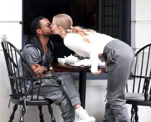 İhanetin fotoğrafı! Evli futbolcu Patrice Evra, Hollandalı model ile öpüşürken kameralara yakalandı İhanetin fotoğrafı! Evli futbolcu Patrice Evra, Hollandalı model ile öpüşürken kameralara yakalandı