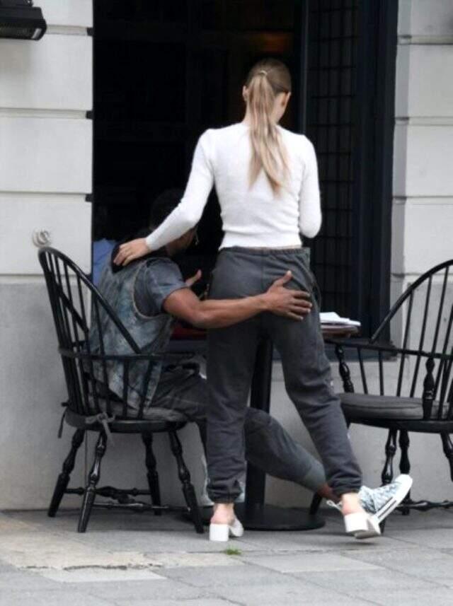 İhanetin fotoğrafı! Evli futbolcu Patrice Evra, Hollandalı model ile öpüşürken kameralara yakalandı İhanetin fotoğrafı! Evli futbolcu Patrice Evra, Hollandalı model ile öpüşürken kameralara yakalandı