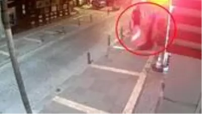 İstanbul'da Türk bayrağına saldıran kişi tutuklandı İstanbul'da Türk bayrağına saldıran kişi tutuklandı