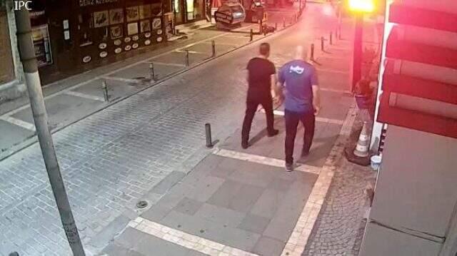 İstanbul'da Türk bayrağına saldıran kişi tutuklandı İstanbul'da Türk bayrağına saldıran kişi tutuklandı