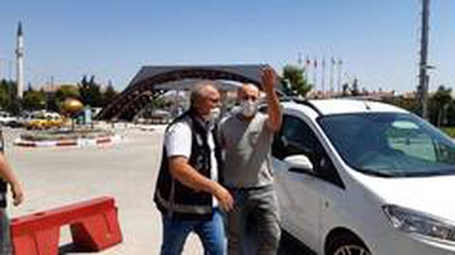 Sahte para ile kurban pazarlığı yapan şüpheliler, kendilerini görüntüleyen kameramana uçan tekme ile saldırdı