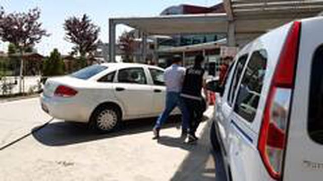 Sahte para ile kurban pazarlığı yapan şüpheliler, kendilerini görüntüleyen kameramana uçan tekme ile saldırdı