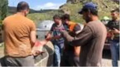 Karslı iki kardeş 2 metrelik yayın balığı yakaladı Karslı iki kardeş 2 metrelik yayın balığı yakaladı