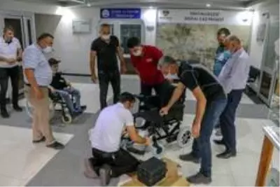 Mehmetçikten engelli gence akülü araç desteği