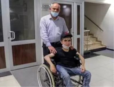 Mehmetçikten engelli gence akülü araç desteği