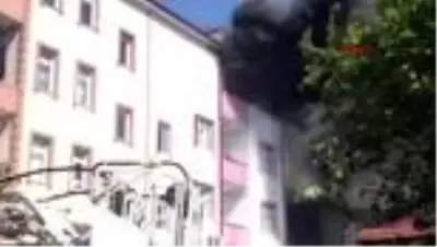SAKARYA Çatıda çıkan yangın 3 eve sıçradı SAKARYA Çatıda çıkan yangın 3 eve sıçradı