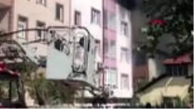 SAKARYA Çatıda çıkan yangın 3 eve sıçradı SAKARYA Çatıda çıkan yangın 3 eve sıçradı