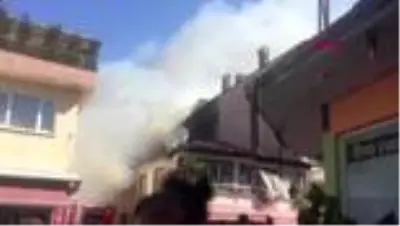 SAKARYA Çatıda çıkan yangın 3 eve sıçradı SAKARYA Çatıda çıkan yangın 3 eve sıçradı