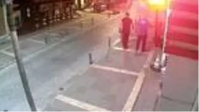İstanbul'da Türk bayrağına saldıran kişi tutuklandı İstanbul'da Türk bayrağına saldıran kişi tutuklandı