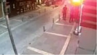 İstanbul'da Türk bayrağına saldıran kişi tutuklandı İstanbul'da Türk bayrağına saldıran kişi tutuklandı