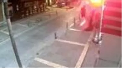 İstanbul'da Türk bayrağına saldıran kişi tutuklandı İstanbul'da Türk bayrağına saldıran kişi tutuklandı