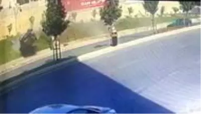 Yarışan araçlardan biri kaldırıma çarparak takla attı! Sürücü aracın içinden fırladı Yarışan araçlardan biri kaldırıma çarparak takla attı! Sürücü aracın içinden fırladı