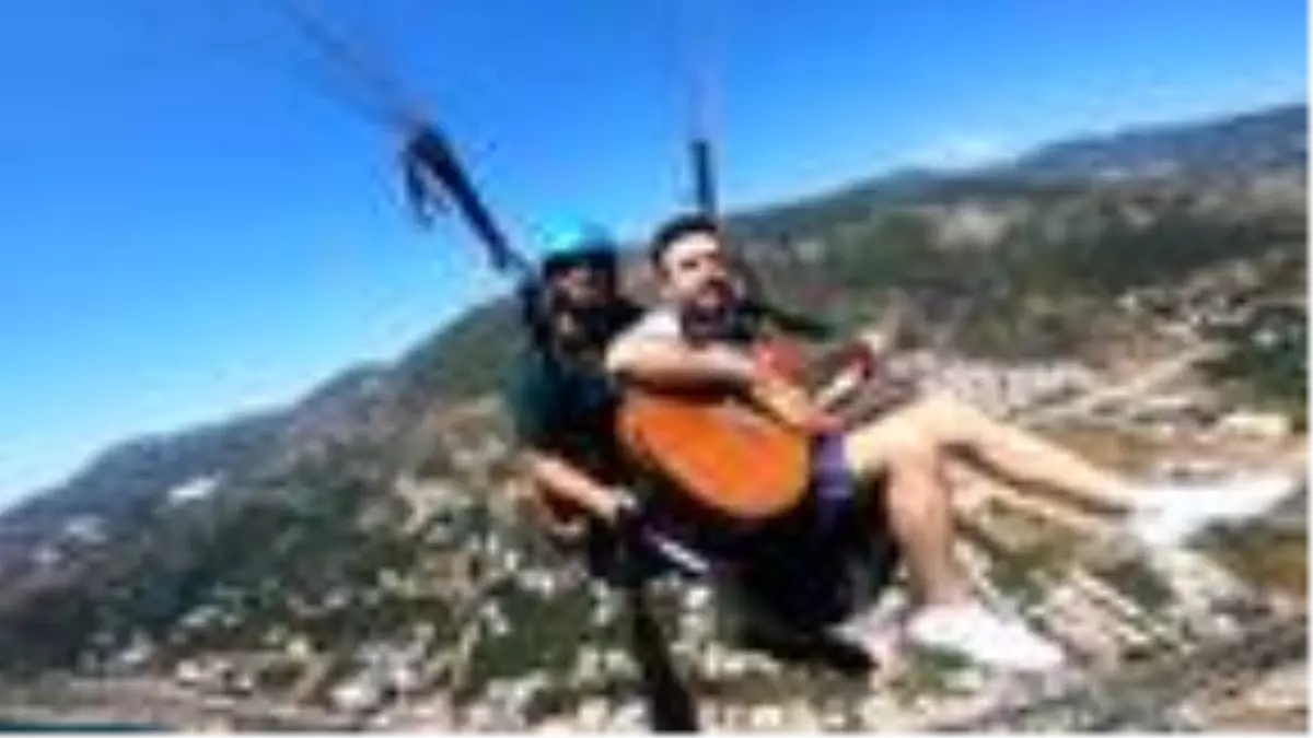 Son dakika haberi! Yamaç paraşütüyle atlayış yapıp, 800 metrede gitar çaldı