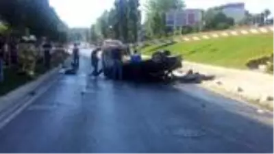 Yarışan araçlardan biri kaldırıma çarparak takla attı! Sürücü aracın içinden fırladı Yarışan araçlardan biri kaldırıma çarparak takla attı! Sürücü aracın içinden fırladı