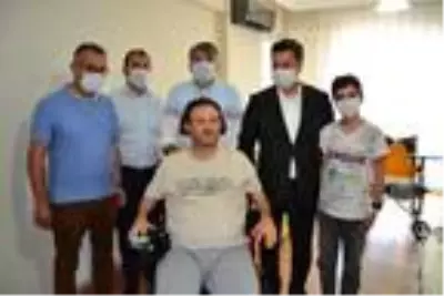 Bakan Kasapoğlu'nun aldırttığı akülü tekerlekli sandalye, o iftaiye erine teslim edildi Bakan Kasapoğlu'nun aldırttığı akülü tekerlekli sandalye, o iftaiye erine teslim edildi