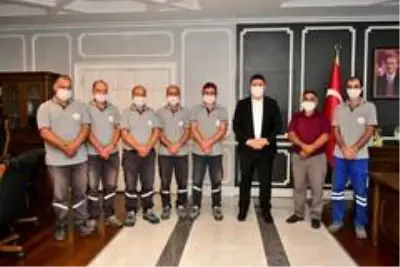 Başkan Tören, temizlik işçileriyle makamında kahvaltı yaptı Başkan Tören, temizlik işçileriyle makamında kahvaltı yaptı