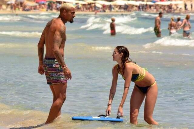 Boateng'in eşi Melissa Satta'nın kırmızı bikinili pozuna takipçileri övgüler yağdırdı