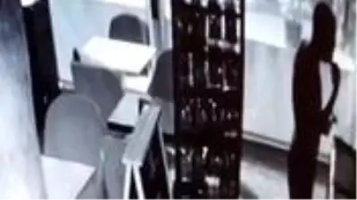 Böyle pişkinlik görülmedi! Kasada para bulamayan hırsız, dondurma keyfi yaptı Böyle pişkinlik görülmedi! Kasada para bulamayan hırsız, dondurma keyfi yaptı