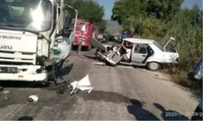 Son dakika haberi... Çöp kamyonu Tofaş marka otomobili çöpe çevirdi Son dakika haberi... Çöp kamyonu Tofaş marka otomobili çöpe çevirdi