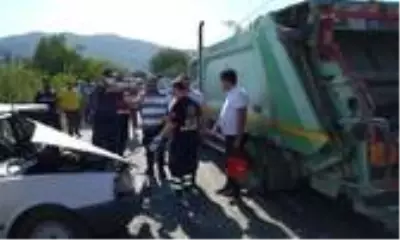 Son dakika haberi... Çöp kamyonu Tofaş marka otomobili çöpe çevirdi Son dakika haberi... Çöp kamyonu Tofaş marka otomobili çöpe çevirdi