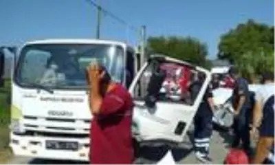 Son dakika haberi... Çöp kamyonu Tofaş marka otomobili çöpe çevirdi Son dakika haberi... Çöp kamyonu Tofaş marka otomobili çöpe çevirdi