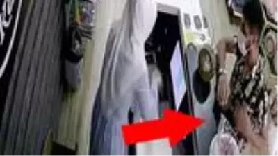 Çorap alma bahanesiyle 10 bin liralık telefonu kaşla göz arasında çaldı Çorap alma bahanesiyle 10 bin liralık telefonu kaşla göz arasında çaldı