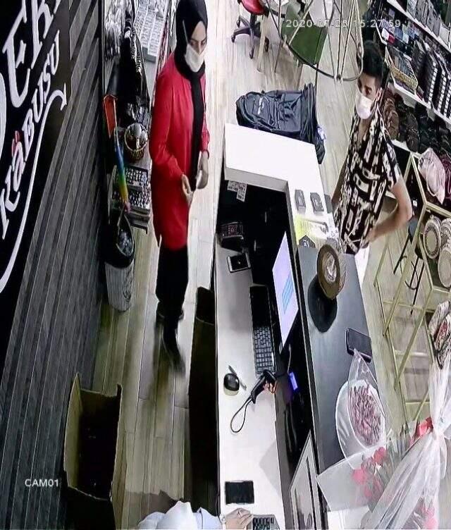 Çorap alma bahanesiyle 10 bin liralık telefonu kaşla göz arasında çaldı Çorap alma bahanesiyle 10 bin liralık telefonu kaşla göz arasında çaldı