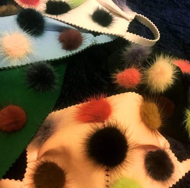 Dubai tasarımcıları, moda maskelerini 'olmazsa olmaz' aksesuar haline getiriyor Dubai tasarımcıları, moda maskelerini 'olmazsa olmaz' aksesuar haline getiriyor