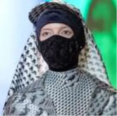 Dubai tasarımcıları, moda maskelerini 'olmazsa olmaz' aksesuar haline getiriyor Dubai tasarımcıları, moda maskelerini 'olmazsa olmaz' aksesuar haline getiriyor