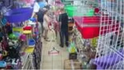 Dünürünün iş yerini basıp sopayla öldüresiye dövdüler...O anlar kamerada Dünürünün iş yerini basıp sopayla öldüresiye dövdüler...O anlar kamerada