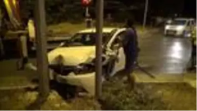 'Dur' ihtarına uymayan ehliyetsiz sürücü aracıyla 2 otomobile çarptı 'Dur' ihtarına uymayan ehliyetsiz sürücü aracıyla 2 otomobile çarptı