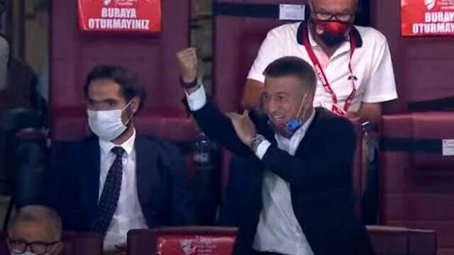 Final maçında gol sonrası Trabzonspor Başkanı Ağaoğlu'nun yaptığı hareket kameraya yansıdı Final maçında gol sonrası Trabzonspor Başkanı Ağaoğlu'nun yaptığı hareket kameraya yansıdı