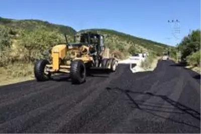 Genel Sekreter Uzun ve Meclis Başkanı Yıldırım, devam eden asfalt çalışmalarını inceledi Genel Sekreter Uzun ve Meclis Başkanı Yıldırım, devam eden asfalt çalışmalarını inceledi