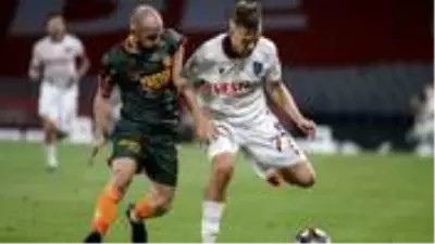 Hava topunda kafasına darbe alan Trabzonsporlu Novak, yere yığıldı Hava topunda kafasına darbe alan Trabzonsporlu Novak, yere yığıldı