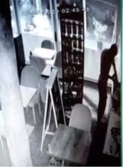Böyle pişkinlik görülmedi! Kasada para bulamayan hırsız, dondurma keyfi yaptı Böyle pişkinlik görülmedi! Kasada para bulamayan hırsız, dondurma keyfi yaptı